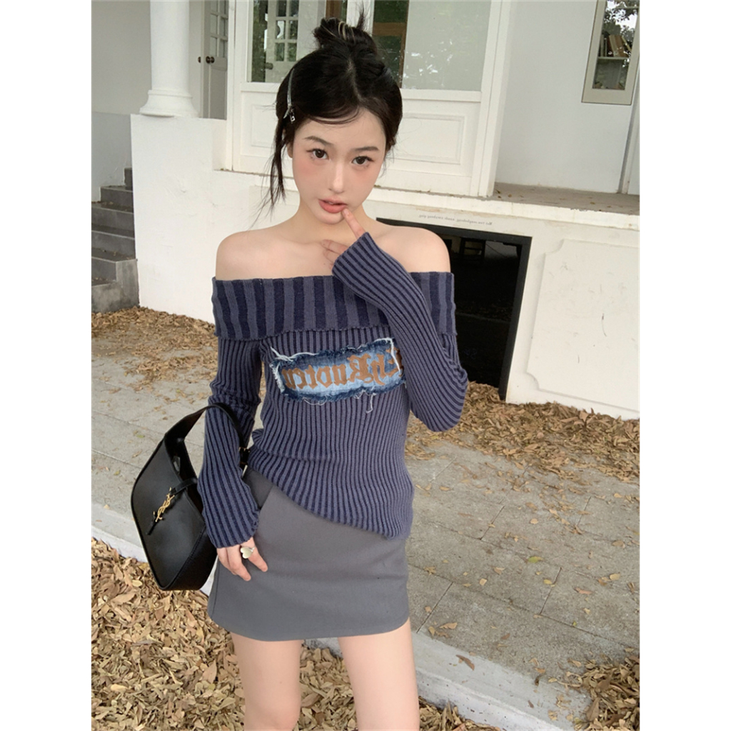 QKOOLE Áo sweater Áo Croptop Dệt Kim Trễ Vai Tay Dài Thêu Chữ Thời Trang Quyến Rũ Cho Nữ