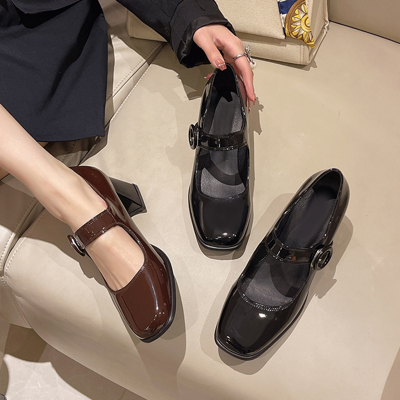 Giày Cao Gót Mũi Vuông Màu Đen Cài Nút Phong Cách Retro Anh Quốc Cho Nữ