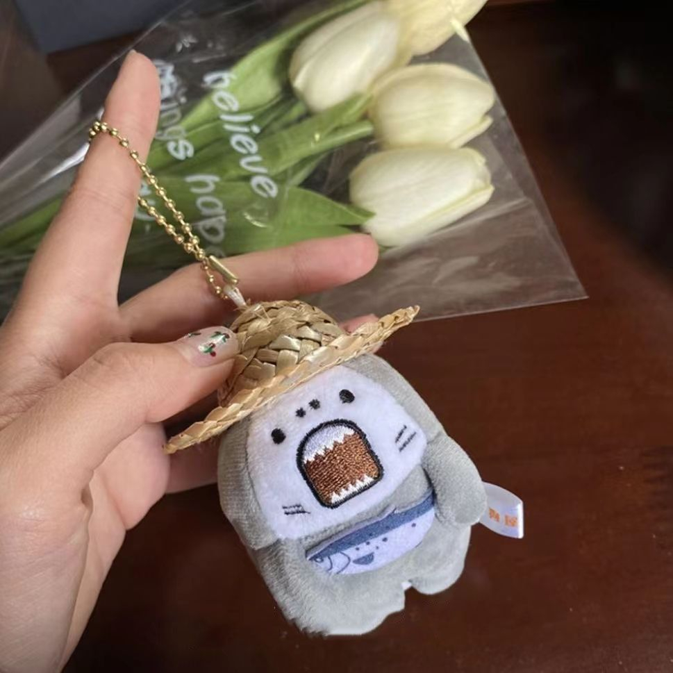 Móc Khóa Hình Cá Mập Đội Nón Rơm Đính Búp Bê Nhồi Bông Đáng Yêu