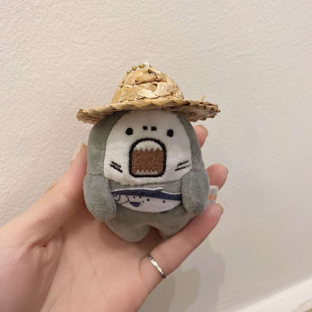 Móc Khóa Hình Cá Mập Đội Nón Rơm Đính Búp Bê Nhồi Bông Đáng Yêu