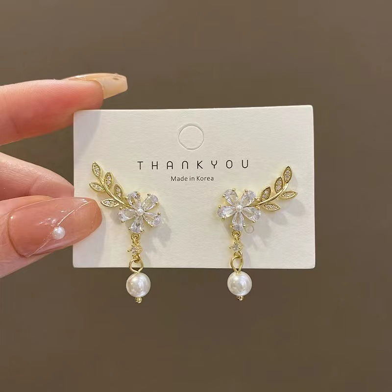 Niche Khuyên Tai Hình Hoa Lá Đính Ngọc Trai Nhân Tạo Thời Trang