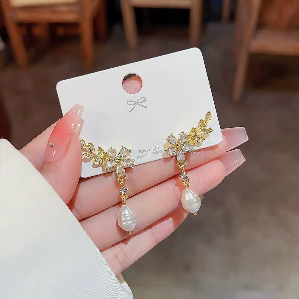 Niche Khuyên Tai Hình Hoa Lá Đính Ngọc Trai Nhân Tạo Thời Trang