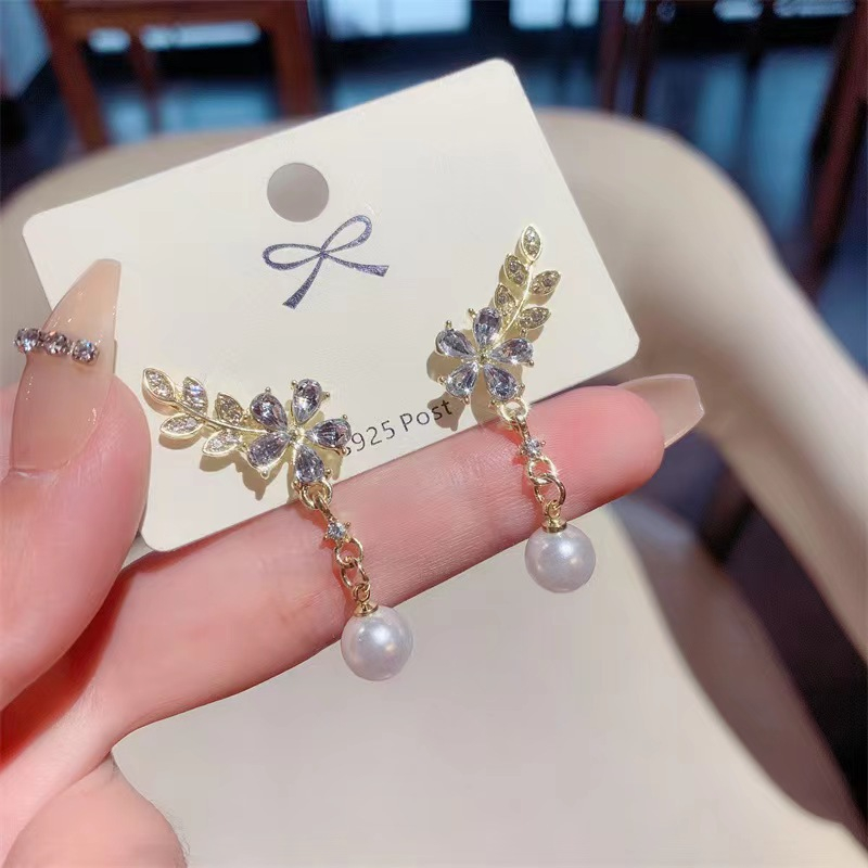 Niche Khuyên Tai Hình Hoa Lá Đính Ngọc Trai Nhân Tạo Thời Trang