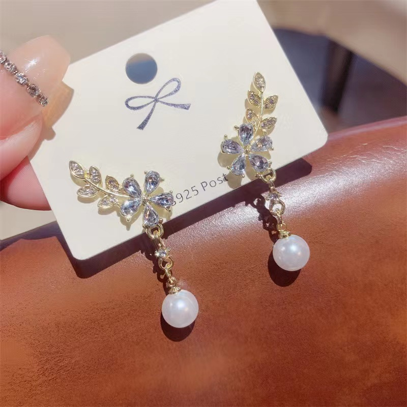 Niche Khuyên Tai Hình Hoa Lá Đính Ngọc Trai Nhân Tạo Thời Trang