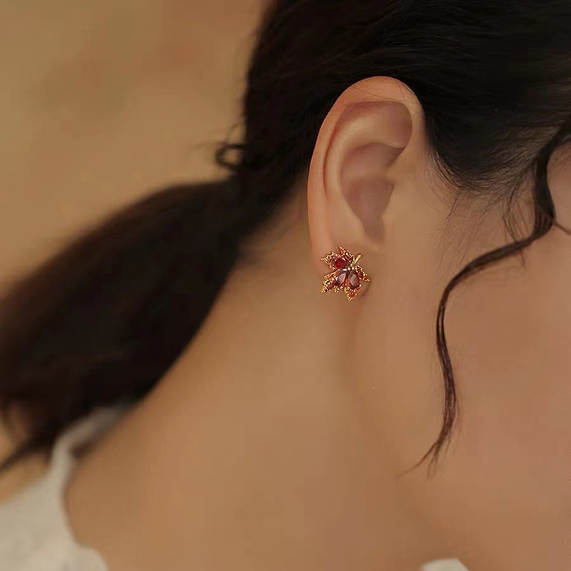 Hoa Tai Dáng Dài Hình Lá Phong Đính Đá zircon Đỏ Phong Cách vintage Pháp