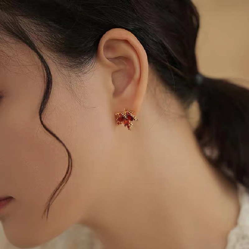 Hoa Tai Dáng Dài Hình Lá Phong Đính Đá zircon Đỏ Phong Cách vintage Pháp