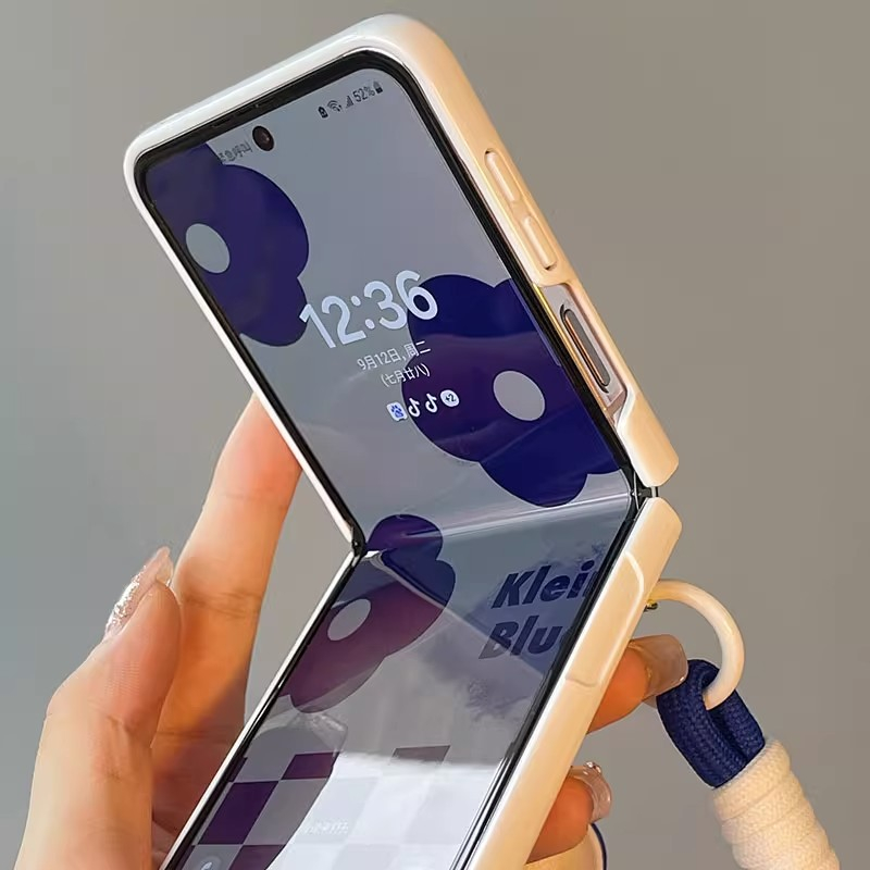 Ốp lưng Samsung Z Flip 5 dễ thương có hoa silicon và dây đeo vải màu xanh Z Flip5/ZFlip5
