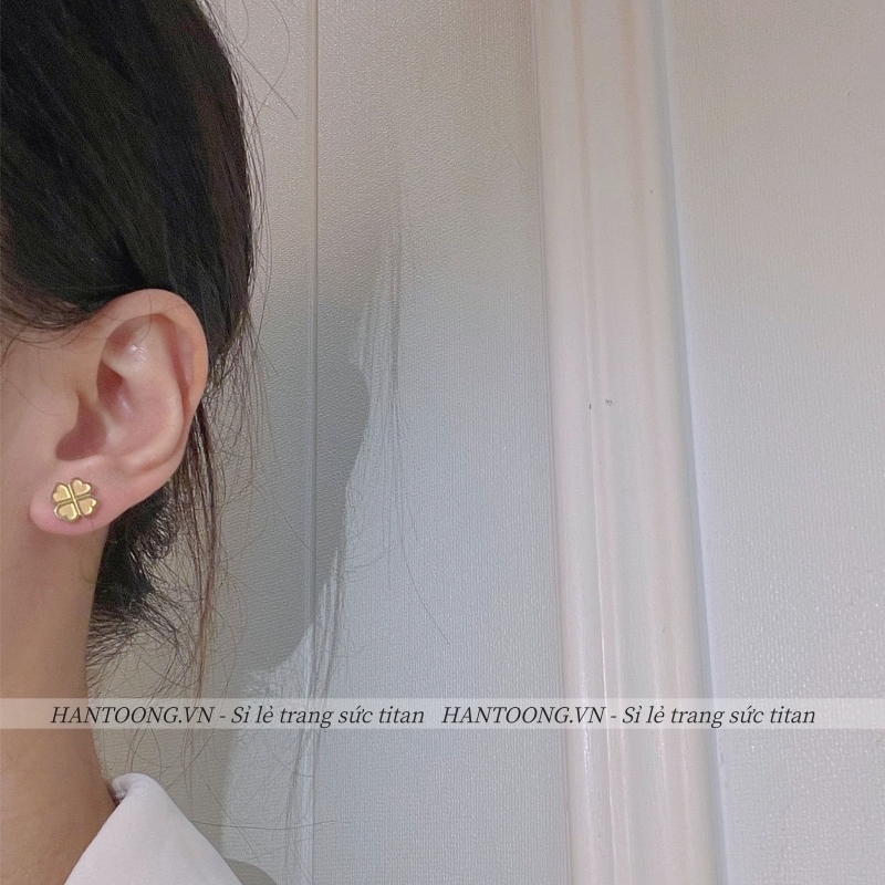 Bông tai titan cao cấp không gỉ mạ vàng 24k thiết kế hình trái tim ghép thành cỏ 4 lá xinh xắn thời trang dành cho nữ