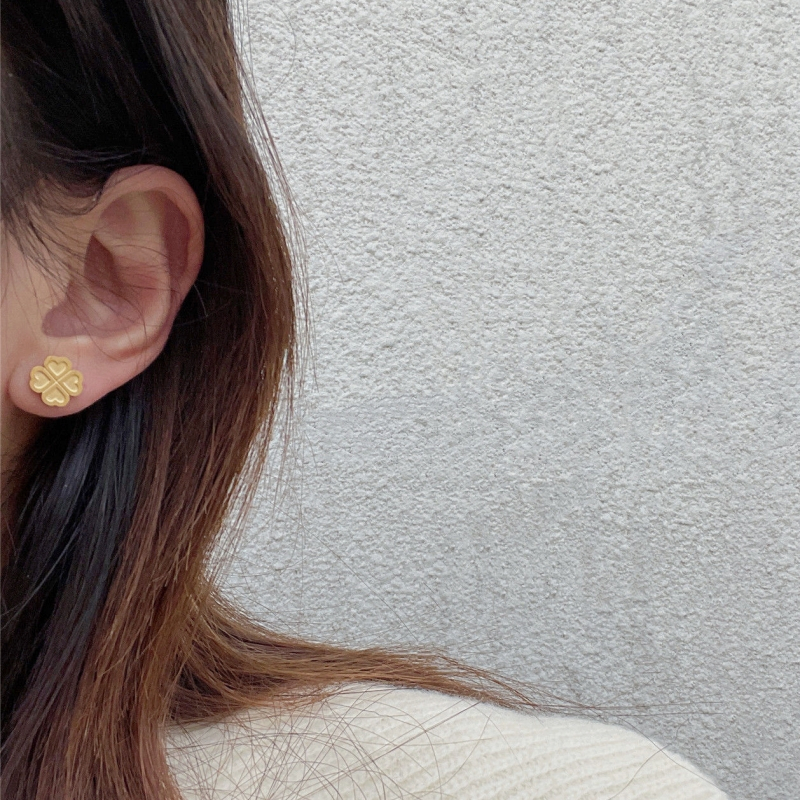 Bông tai titan cao cấp không gỉ mạ vàng 24k thiết kế hình trái tim ghép thành cỏ 4 lá xinh xắn thời trang dành cho nữ