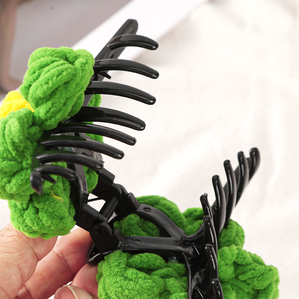 Kẹp Tóc Hình Cá Mập / Hoa Hồng / Hoa Hướng Dương Đan Len Màu Đen Bằng Nhựa Thời Trang Cho Nữ