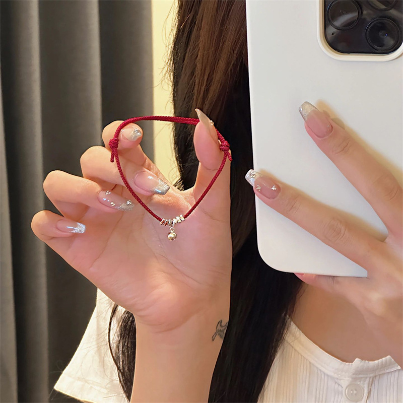 Thời Trang Vòng Tay Dây Đỏ Đính Chuông