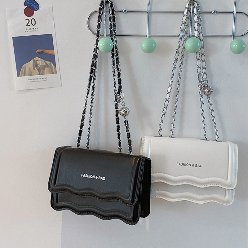 Túi đeo chéo da vuông đẹp túi xách nữ dây xích nhỏ trắng thời trang mới túi đeo vai Da PU Navy Black Plain PU Leather