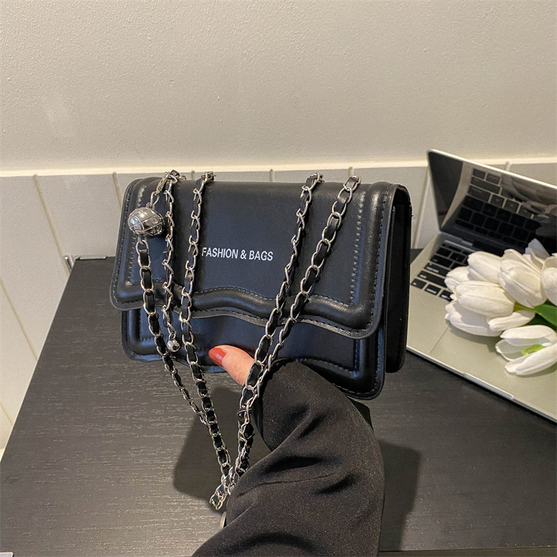 Túi đeo chéo da vuông đẹp túi xách nữ dây xích nhỏ trắng thời trang mới túi đeo vai Da PU Navy Black Plain PU Leather