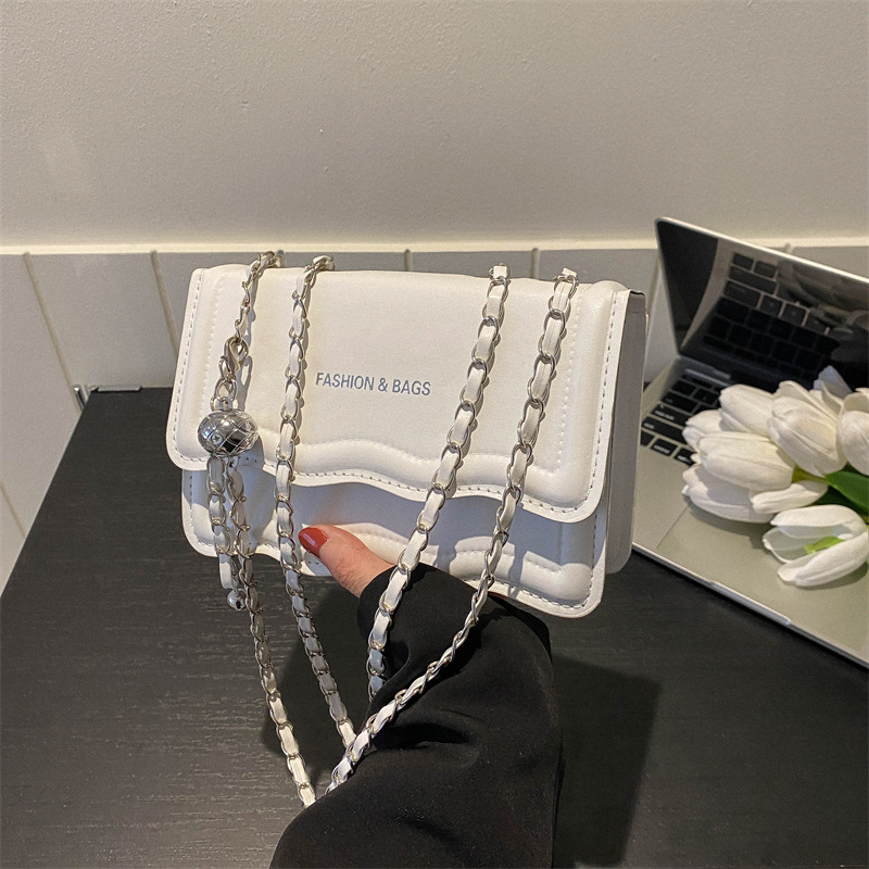 Túi đeo chéo da vuông đẹp túi xách nữ dây xích nhỏ trắng thời trang mới túi đeo vai Da PU Navy Black Plain PU Leather