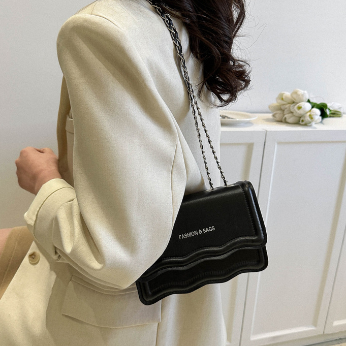 Túi đeo chéo da vuông đẹp túi xách nữ dây xích nhỏ trắng thời trang mới túi đeo vai Da PU Navy Black Plain PU Leather