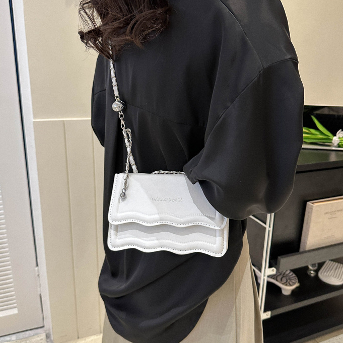 Túi đeo chéo da vuông đẹp túi xách nữ dây xích nhỏ trắng thời trang mới túi đeo vai Da PU Navy Black Plain PU Leather