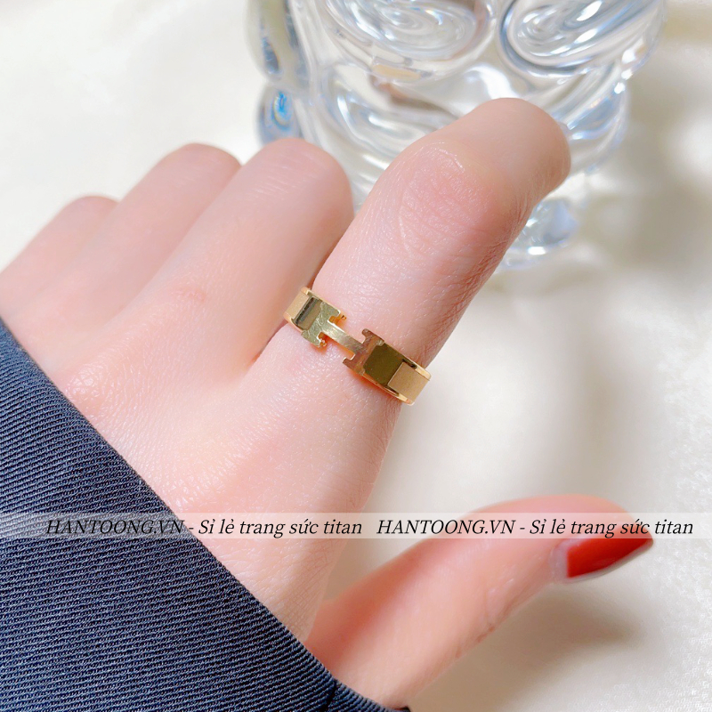 Vòng tay titan không gỉ mạ vàng 18k thiết kế mặt chữ H phong cách thời trang trẻ trung thanh lịch dành cho nữ