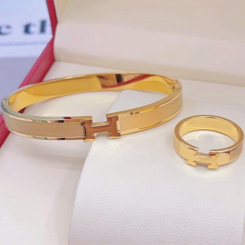 Vòng tay titan không gỉ mạ vàng 18k thiết kế mặt chữ H phong cách thời trang trẻ trung thanh lịch dành cho nữ
