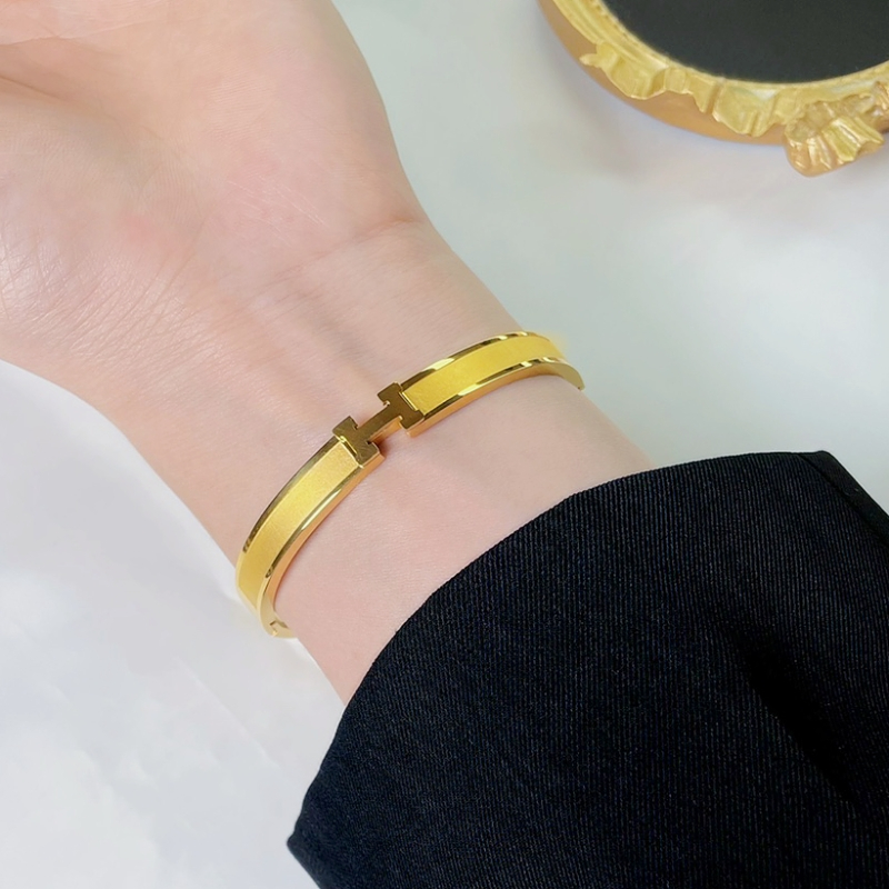 Vòng tay titan không gỉ mạ vàng 18k thiết kế mặt chữ H phong cách thời trang trẻ trung thanh lịch dành cho nữ
