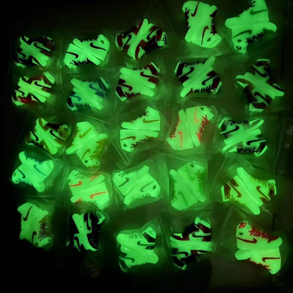 Mô Hình Đôi Giày Thể Thao 3d Mini Dùng Để Trang Trí Xe Hơi