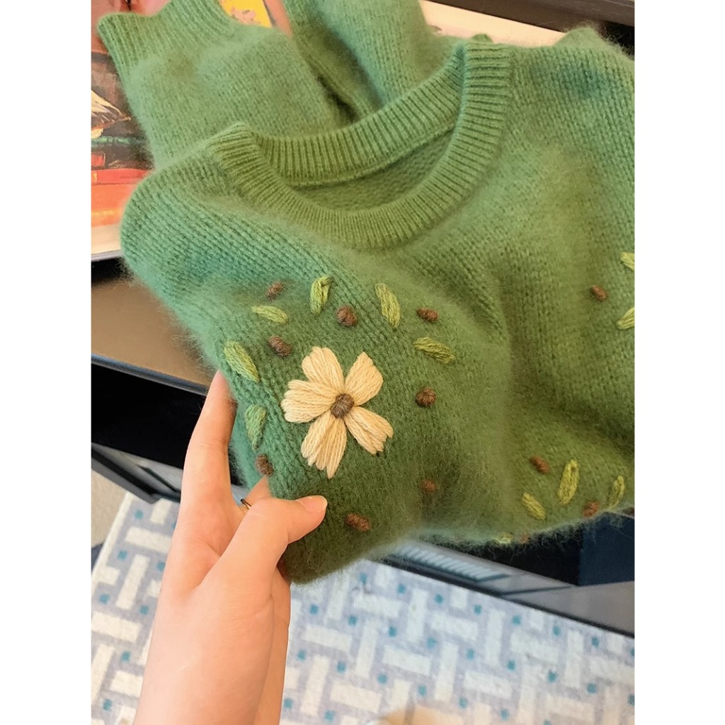 Áo sweater Dệt Kim Mềm Dáng Rộng Cổ Tròn Thêu Hoa Màu Xanh Lá Kiểu vintage Thời Trang Mùa Thu Cho Bạn Gái