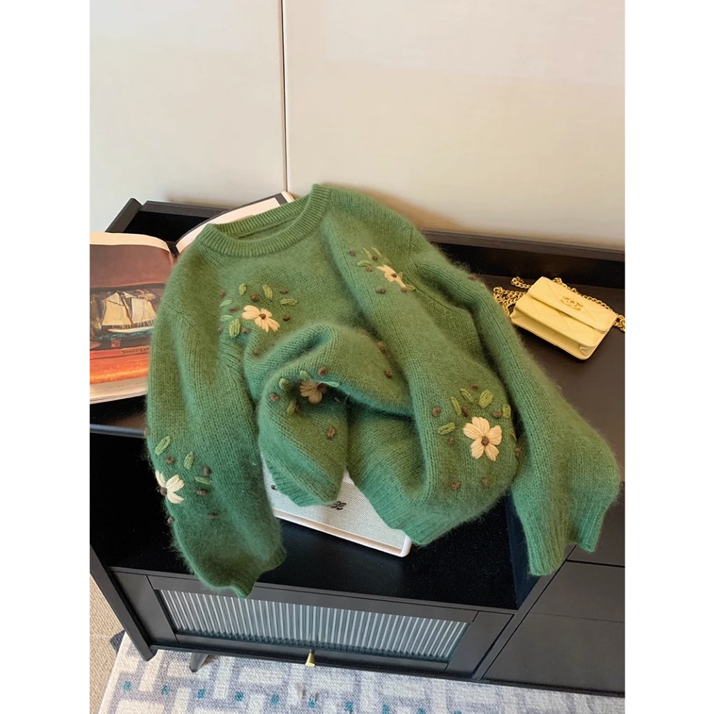 Áo sweater Dệt Kim Mềm Dáng Rộng Cổ Tròn Thêu Hoa Màu Xanh Lá Kiểu vintage Thời Trang Mùa Thu Cho Bạn Gái