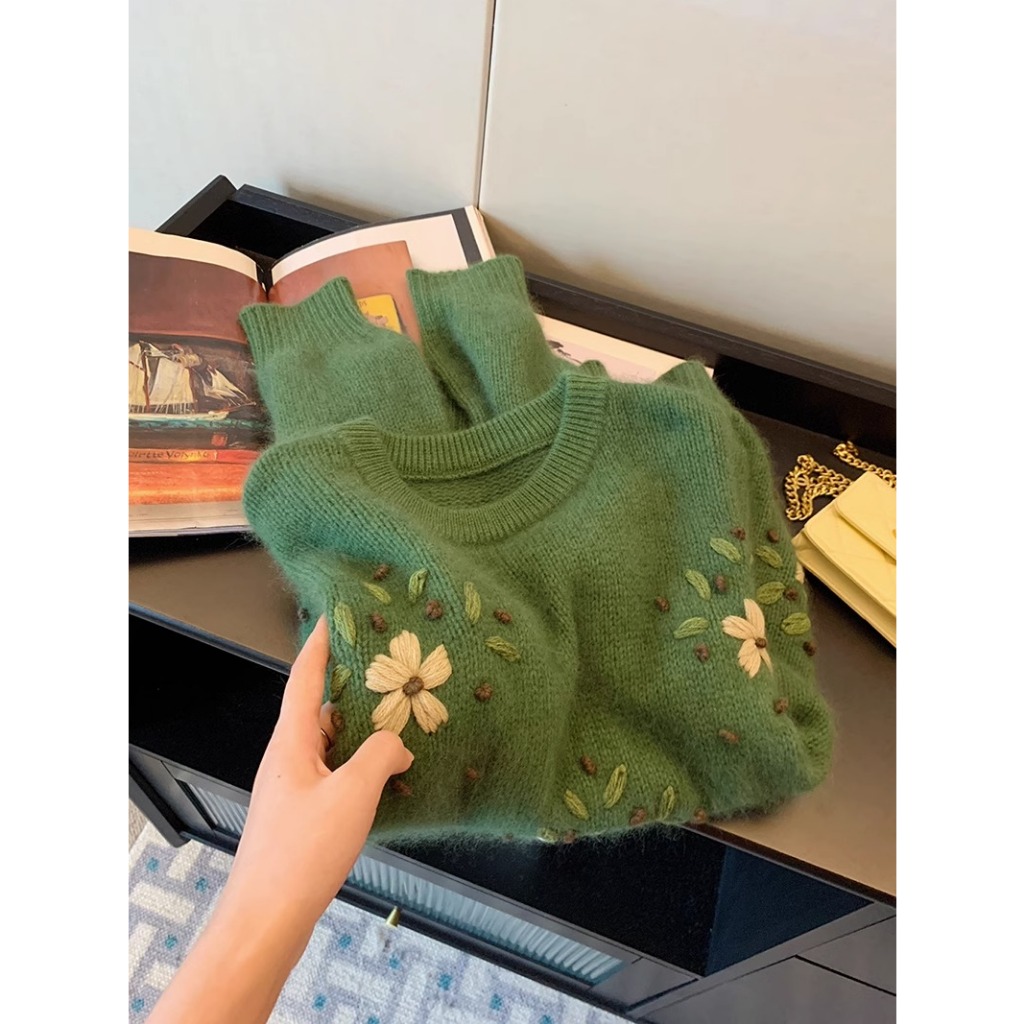 Áo sweater Dệt Kim Mềm Dáng Rộng Cổ Tròn Thêu Hoa Màu Xanh Lá Kiểu vintage Thời Trang Mùa Thu Cho Bạn Gái