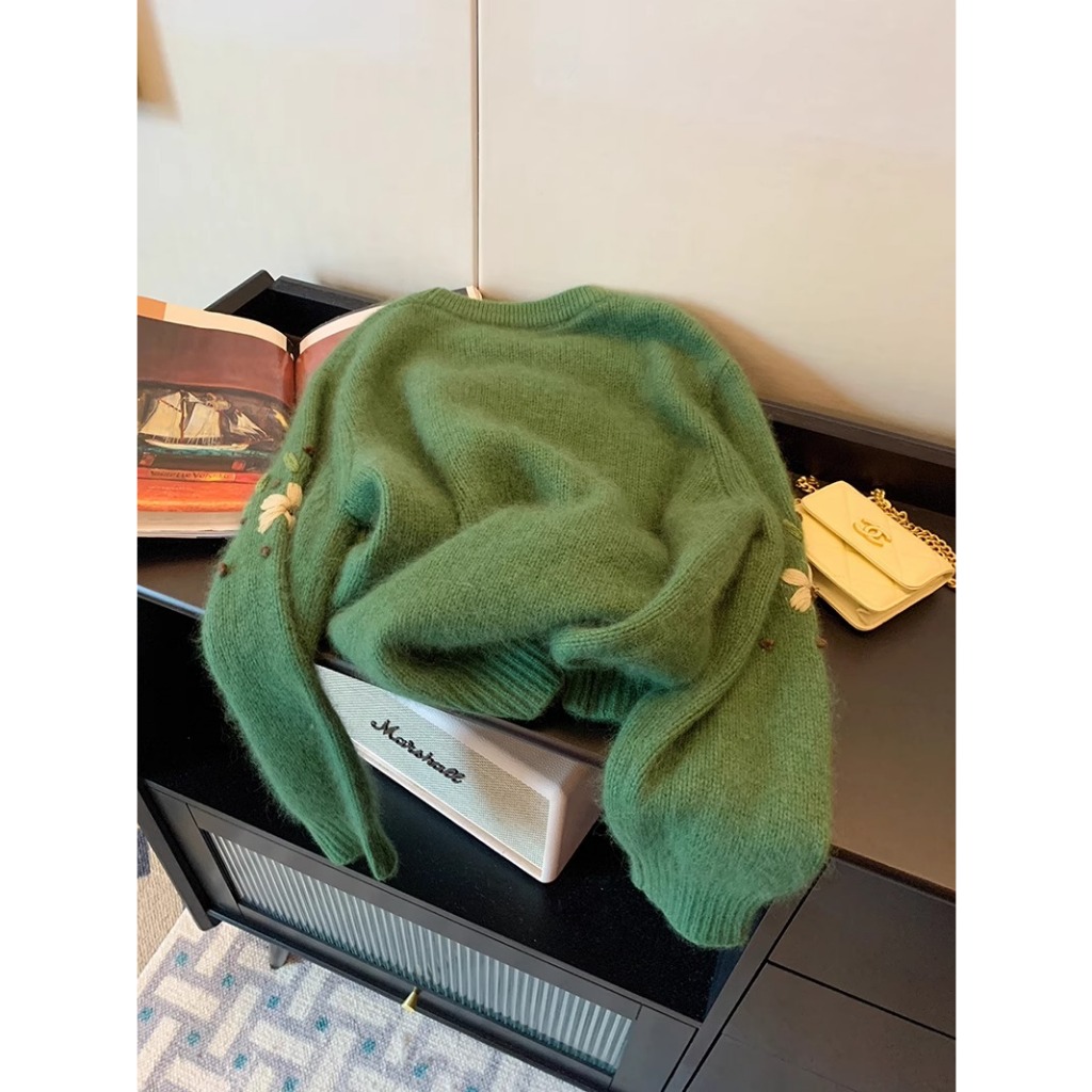Áo sweater Dệt Kim Mềm Dáng Rộng Cổ Tròn Thêu Hoa Màu Xanh Lá Kiểu vintage Thời Trang Mùa Thu Cho Bạn Gái