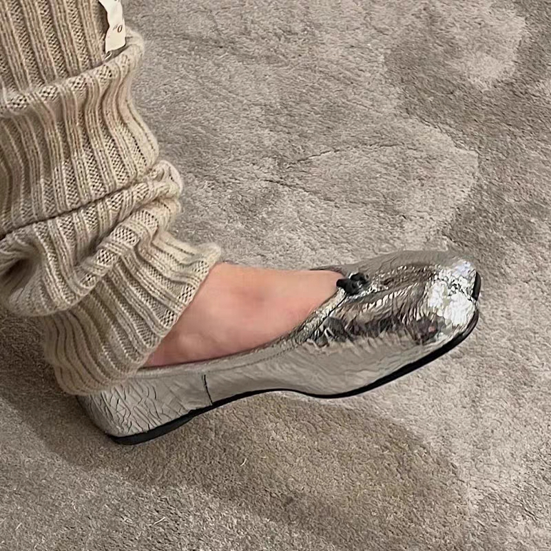 YAOLI  Giày Da Mềm Đế Bằng Màu Bạc Sáng Hình Chú Heo Phẳng Mũi Tách Móng Ngựa Cho Nữ