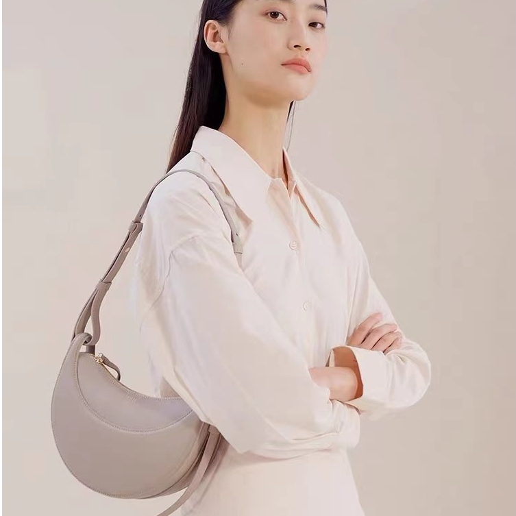 Số Mười - Túi Đeo Chéo Cầm Tay Một Nửa Mặt Bằng Da Bò Lyche