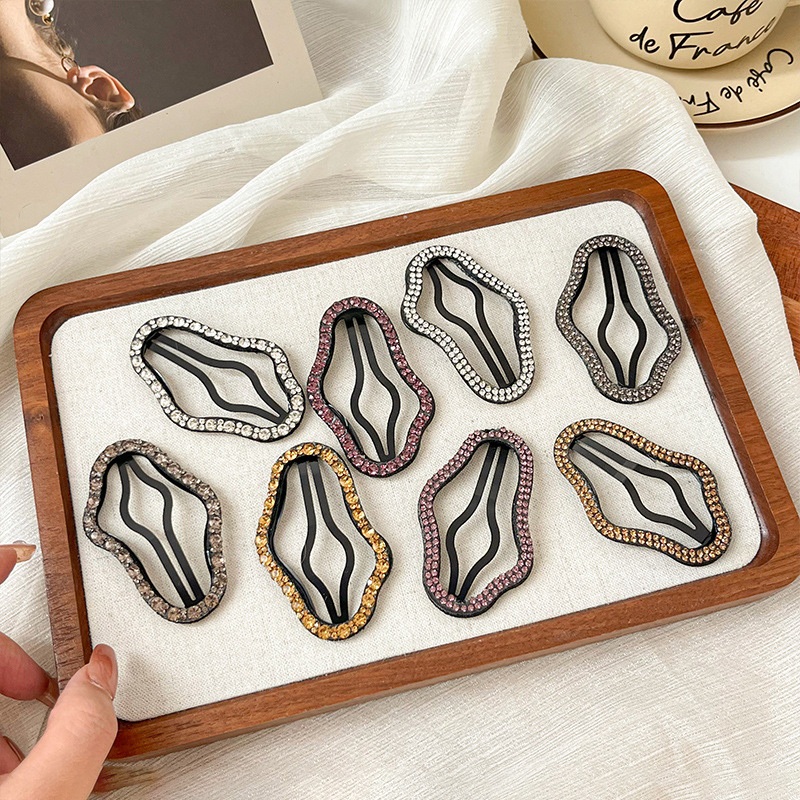 Miumiua🔮Kẹp Tóc Hình Đám Mây Rỗng Đính Đá Thời Trang 2023 Cho Nữ
