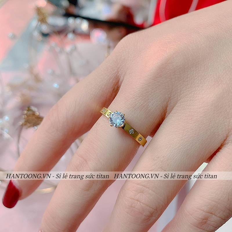 Nhẫn titan cao cấp không gỉ mạ vàng 24k thiết kế đá pha lê lấp lánh thời trang sang trọng dành cho nữ