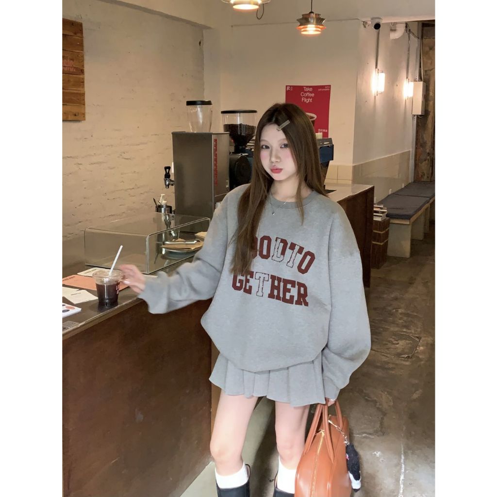 「MOTEL7」Áo sweatshirt Chui Đầu Màu Xám In Chữ Phối Chân Váy Xếp Ly Lưng Cao Đại Học