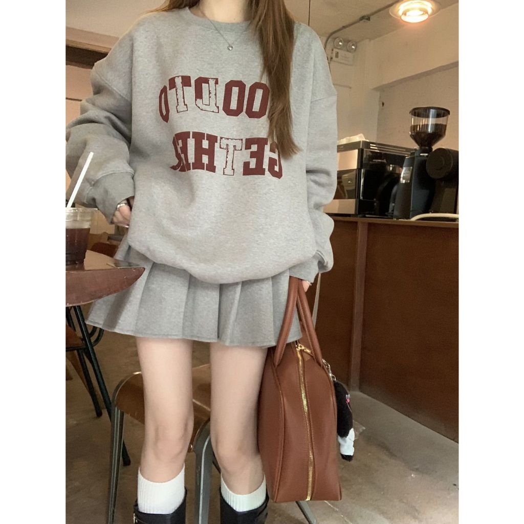 「MOTEL7」Áo sweatshirt Chui Đầu Màu Xám In Chữ Phối Chân Váy Xếp Ly Lưng Cao Đại Học