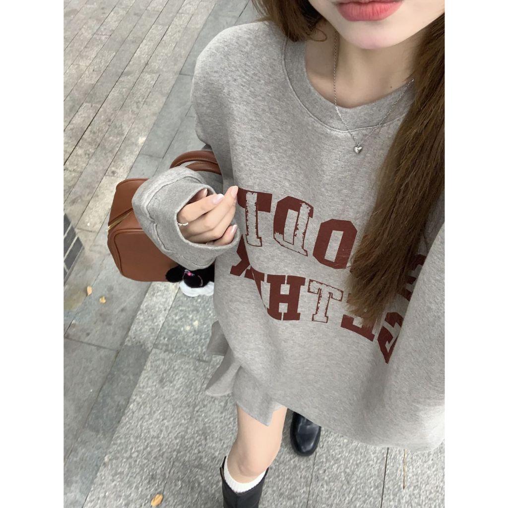 「MOTEL7」Áo sweatshirt Chui Đầu Màu Xám In Chữ Phối Chân Váy Xếp Ly Lưng Cao Đại Học
