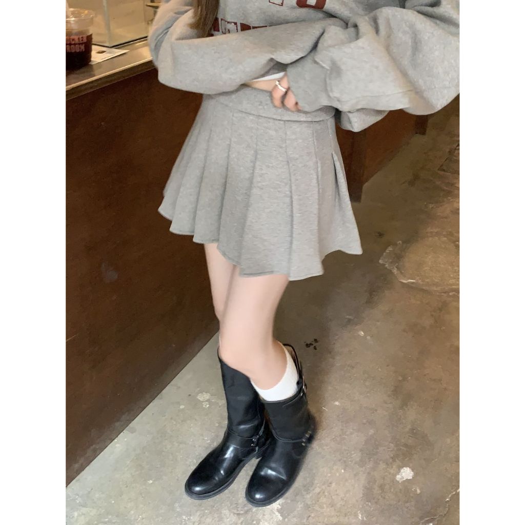 「MOTEL7」Áo sweatshirt Chui Đầu Màu Xám In Chữ Phối Chân Váy Xếp Ly Lưng Cao Đại Học