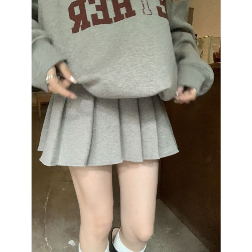 「MOTEL7」Áo sweatshirt Chui Đầu Màu Xám In Chữ Phối Chân Váy Xếp Ly Lưng Cao Đại Học