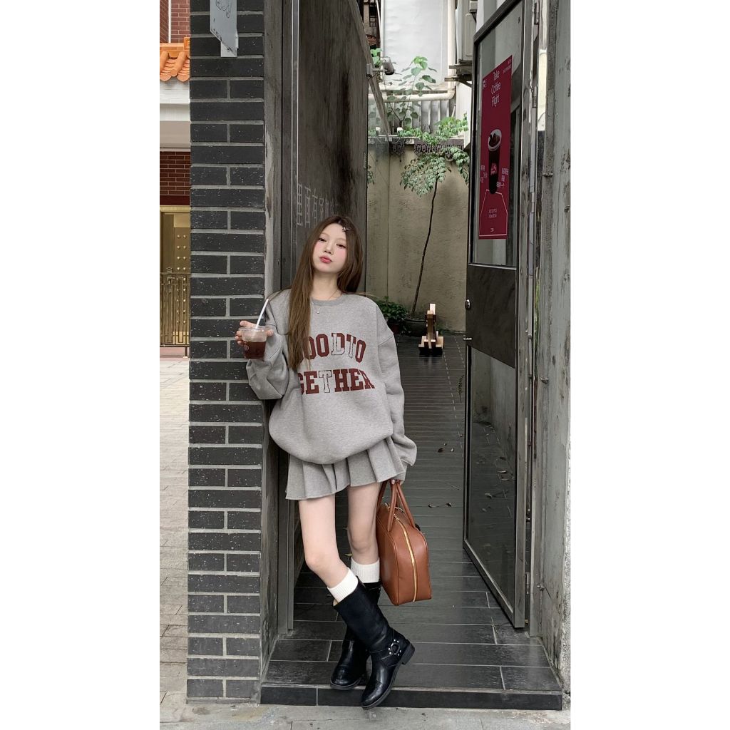 「MOTEL7」Áo sweatshirt Chui Đầu Màu Xám In Chữ Phối Chân Váy Xếp Ly Lưng Cao Đại Học