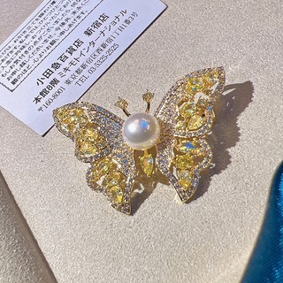 Trâm cài áo hình bướm rỗng đính ngọc trai và đá zircon màu vàng