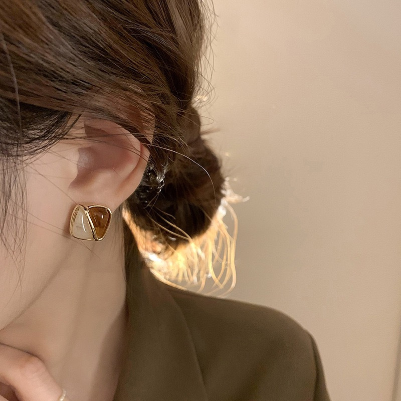 Khuyên Tai Màu Hổ Phách Cao Cấp Sang Trọng
