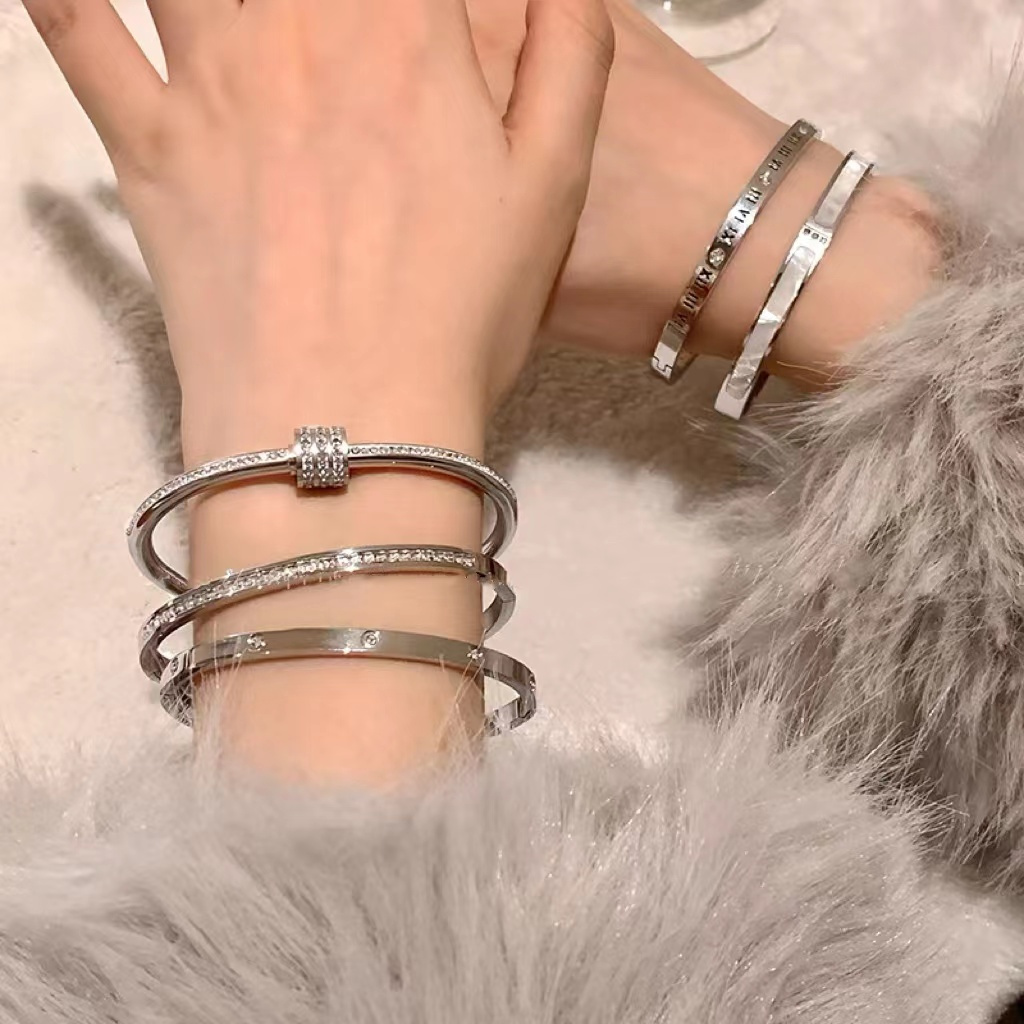 Vòng Đeo Tay Bằng Thép Titan Dát Kim Cương Cao Cấp Thời Trang Đơn Giản Cao Cấp Dành Cho Nữ