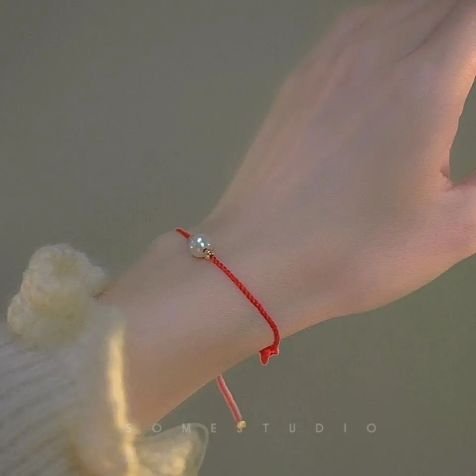 Vòng Tay Dây Đỏ Đính Ngọc Trai Nhân Tạo Đơn Giản Cho Nữ