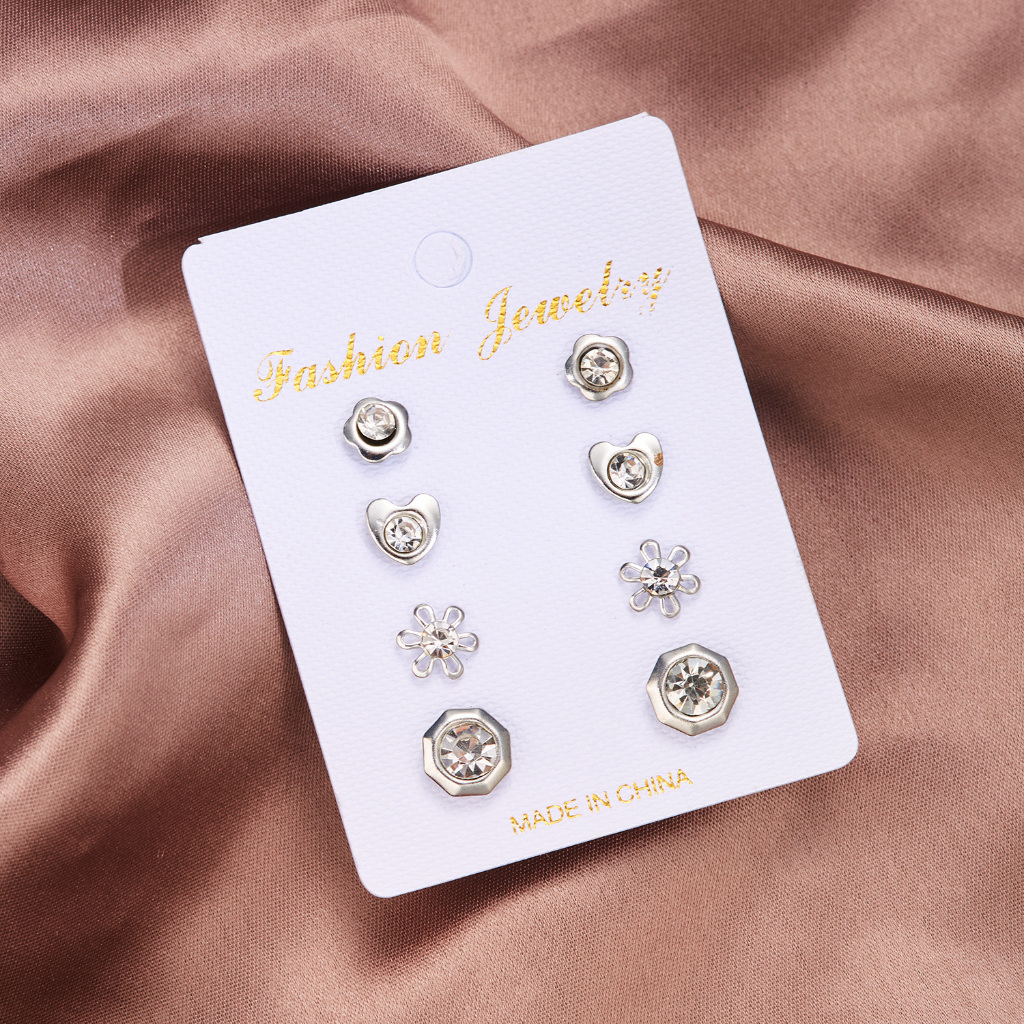 Set 4 Cặp Bông Tai Trái Tim Đính Kim Cương Giả Bằng Xốp Cho Nữ
