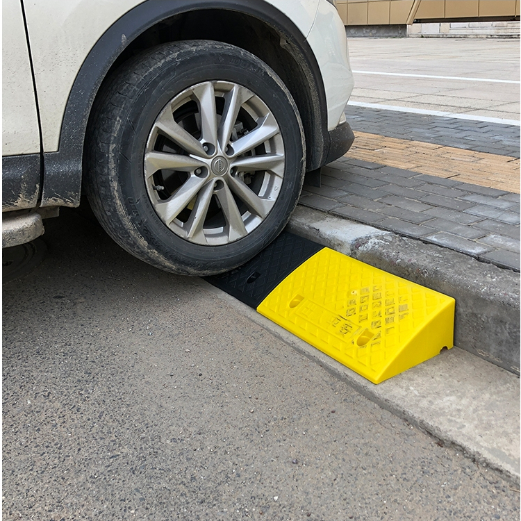 AutoERA Có hàng sẵn Đường dốc lề đường bằng nhựa Ngưỡng chiều cao 13cm lái xe nối miễn phí chống trượt