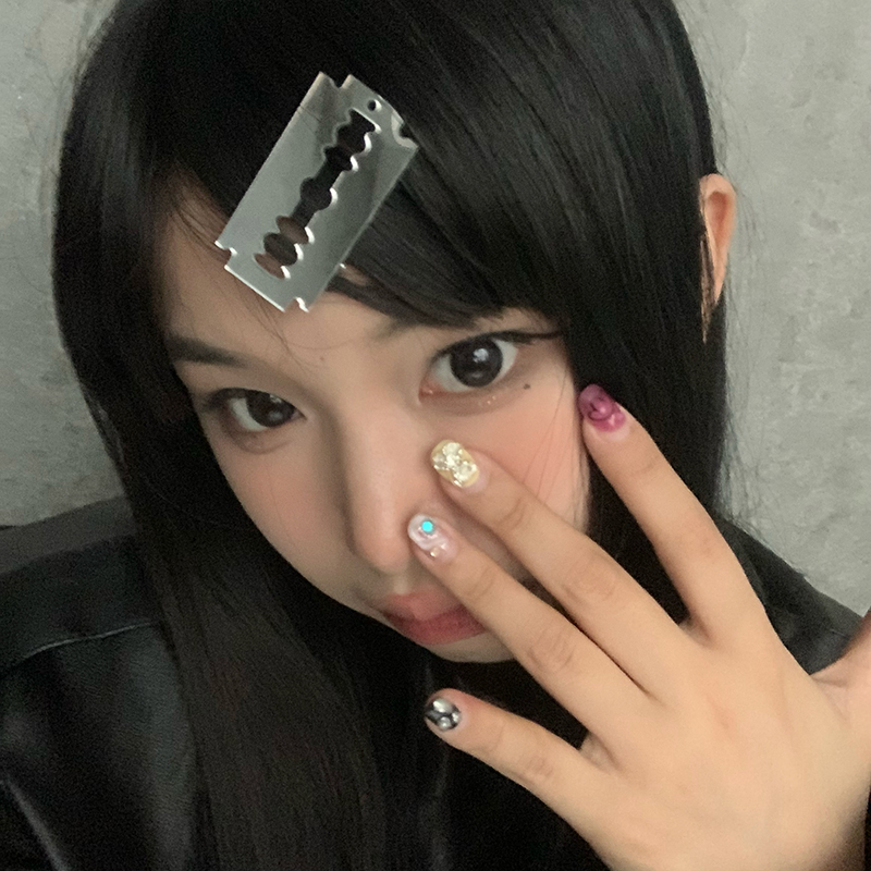 🌸🌸Kẹp Tóc Hình Lưỡi Cưa Sáng Tạo Vui Nhộn Cho Nữ