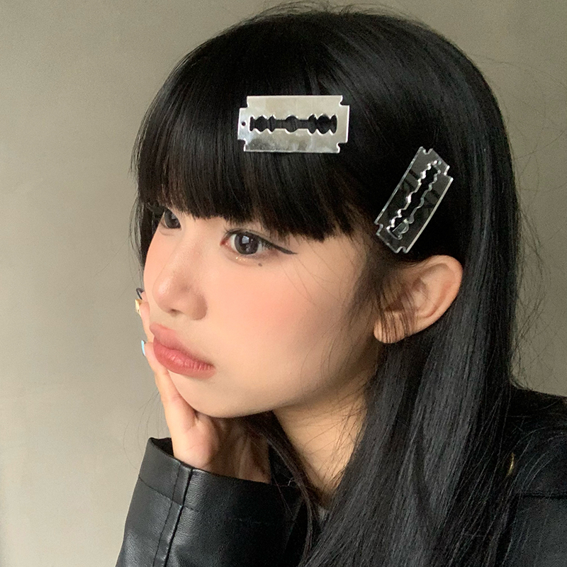 🌸🌸Kẹp Tóc Hình Lưỡi Cưa Sáng Tạo Vui Nhộn Cho Nữ