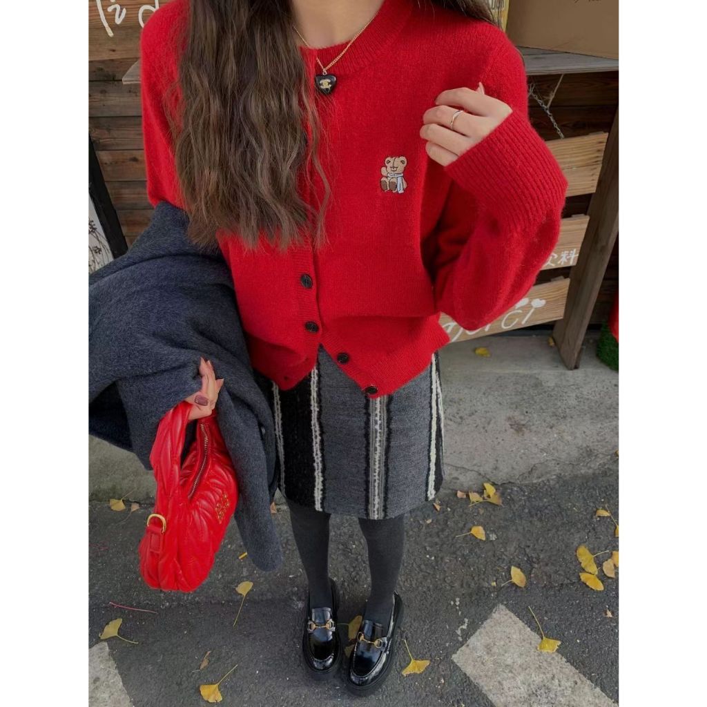 Áo cardigan dệt kim dài tay màu đỏ thêu dễ phối rộng rãi thời trang cô gái ngọt ngào Nhật Bản mùa thu cho nữ