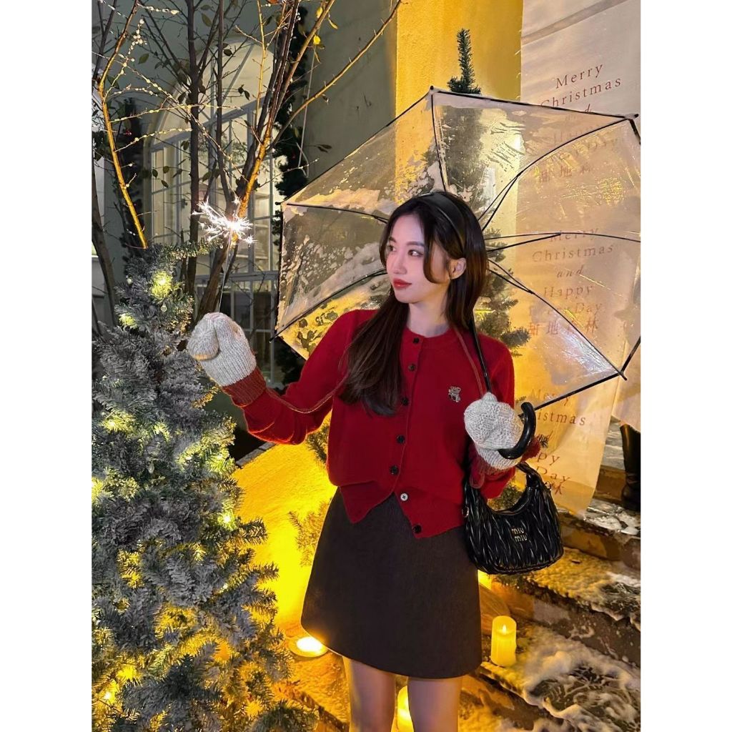 Áo cardigan dệt kim dài tay màu đỏ thêu dễ phối rộng rãi thời trang cô gái ngọt ngào Nhật Bản mùa thu cho nữ