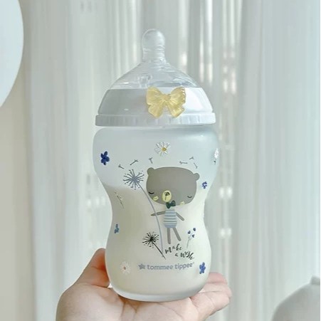 TOMMEE TIPPEE Tommee Bình Sữa Thủy Tinh Tráng Silicon Tự Nhiên Dung Tích 150ml / 250ml