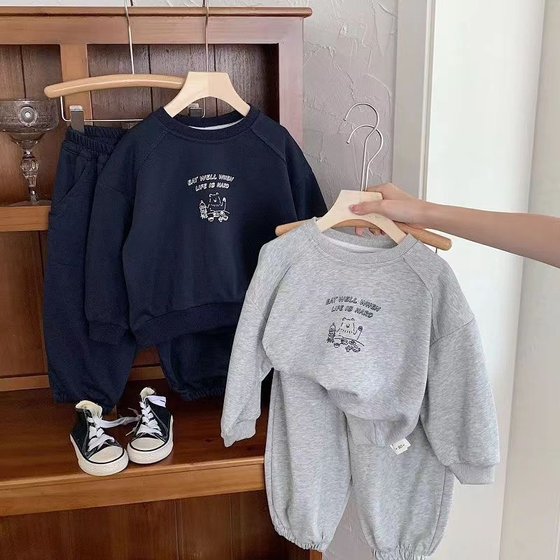 Bộ quần áo trẻ em bao gồm áo sơ mi và quần trẻ em được thiết kế mới